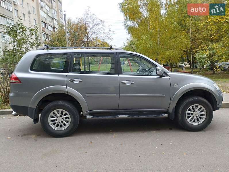 Позашляховик / Кросовер Mitsubishi Pajero Sport 2013 в  фото Позашляховик / Кросовер Mitsubishi Pajero Sport 2013 в