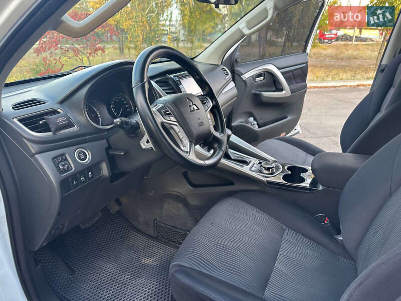 Внедорожник / Кроссовер Mitsubishi Pajero Sport 2017 в Днепре фото 14 Внедорожник / Кроссовер Mitsubishi Pajero Sport 2017 в Днепре
