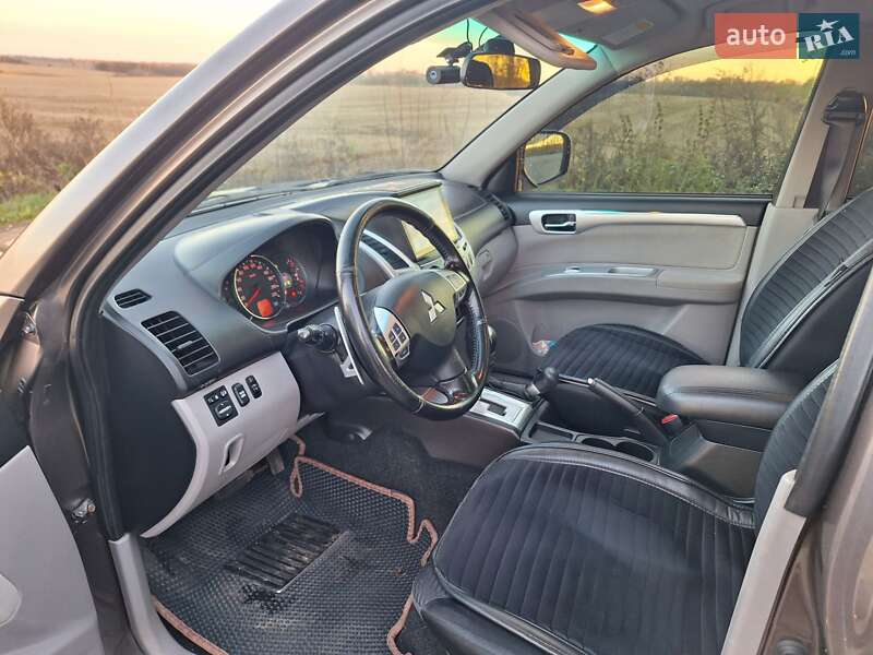 Внедорожник / Кроссовер Mitsubishi Pajero Sport 2012 в Чуднове