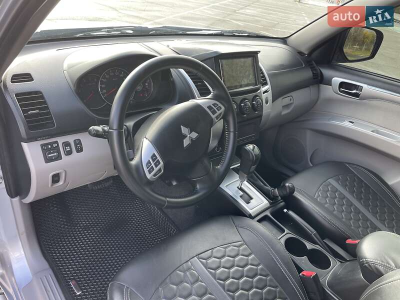 Внедорожник / Кроссовер Mitsubishi Pajero Sport 2010 в Киеве