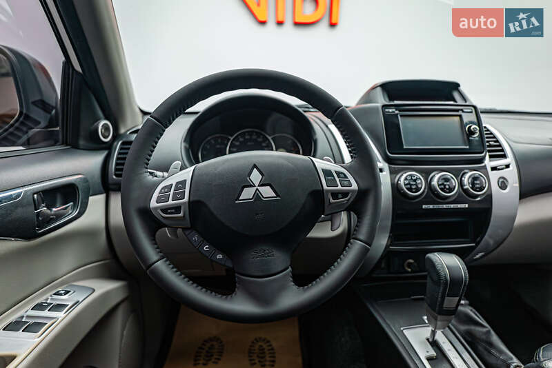 Внедорожник / Кроссовер Mitsubishi Pajero Sport 2015 в Киеве фото 12 Внедорожник / Кроссовер Mitsubishi Pajero Sport 2015 в Киеве
