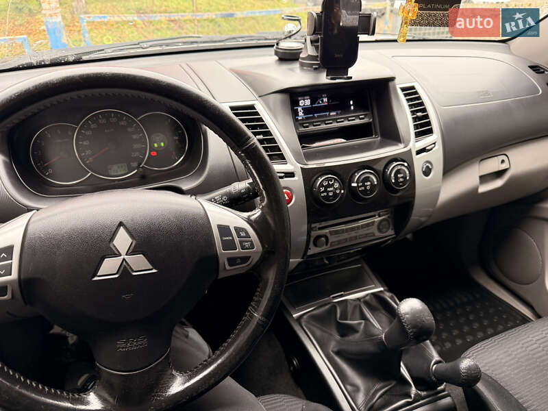 Внедорожник / Кроссовер Mitsubishi Pajero Sport 2011 в Черновцах