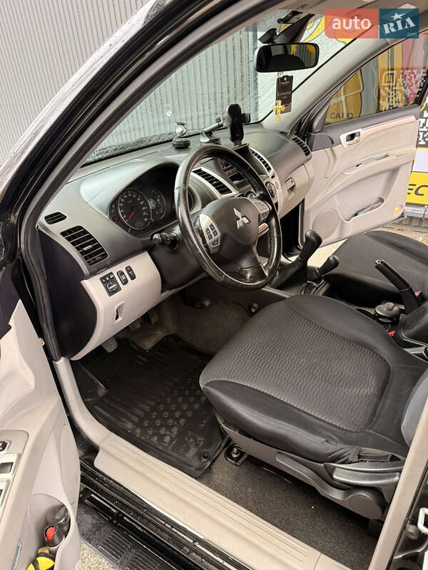 Внедорожник / Кроссовер Mitsubishi Pajero Sport 2011 в Черновцах