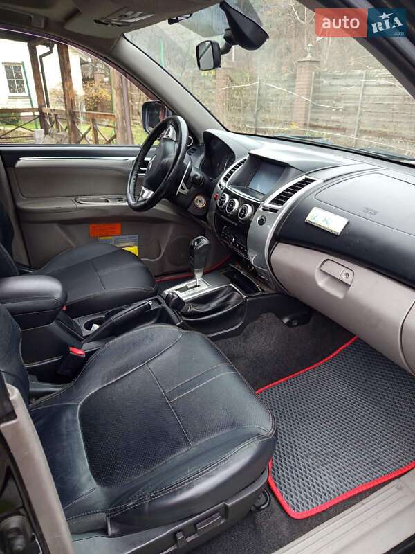 Внедорожник / Кроссовер Mitsubishi Pajero Sport 2013 в Киеве