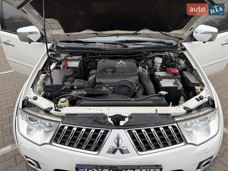 Позашляховик / Кросовер Mitsubishi Pajero Sport 2012 в Києві