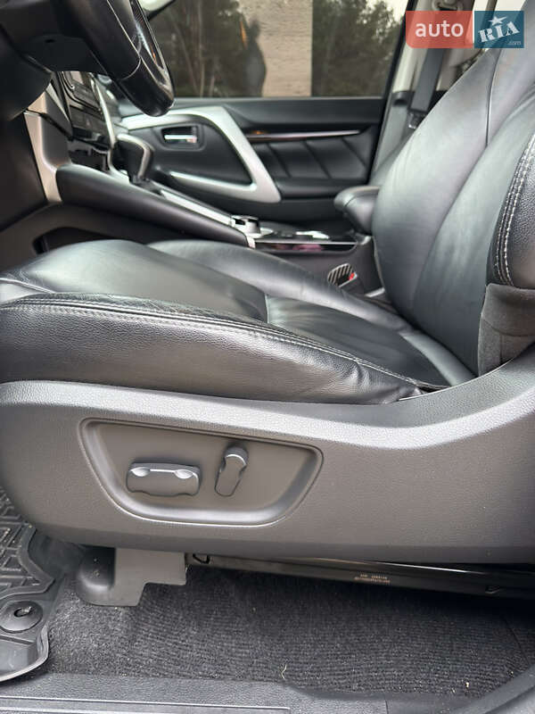 Позашляховик / Кросовер Mitsubishi Pajero Sport 2019 в Дніпрі