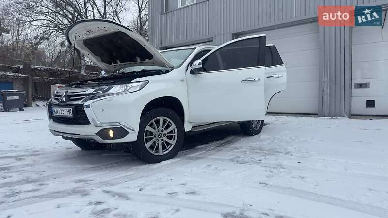 Позашляховик / Кросовер Mitsubishi Pajero Sport 2016 в Києві