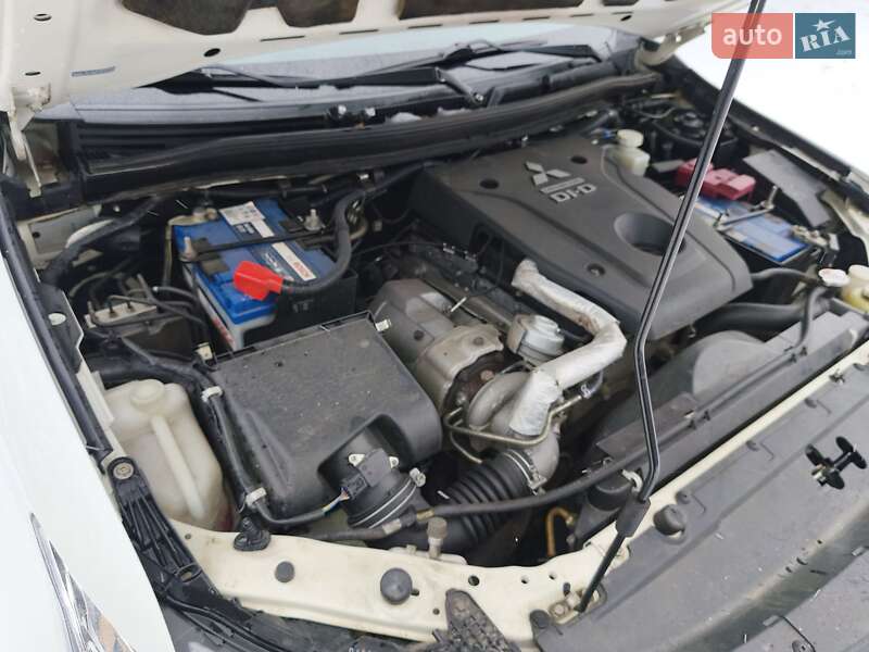 Позашляховик / Кросовер Mitsubishi Pajero Sport 2016 в Києві