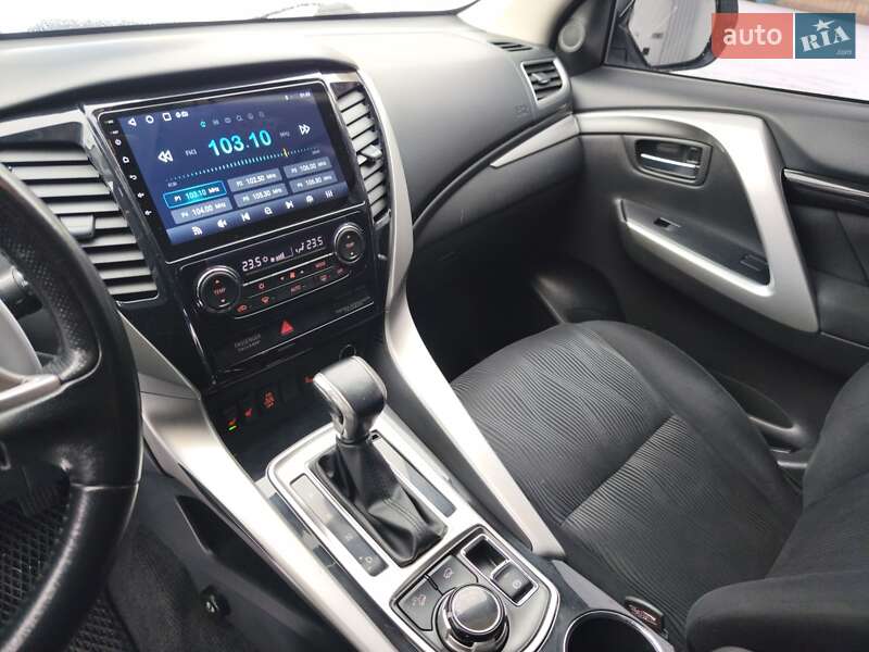 Позашляховик / Кросовер Mitsubishi Pajero Sport 2016 в Києві