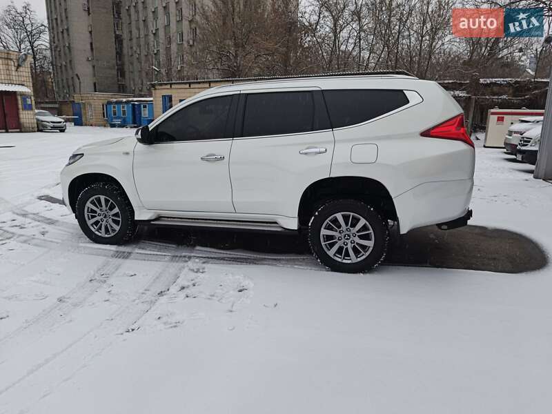 Позашляховик / Кросовер Mitsubishi Pajero Sport 2016 в Києві