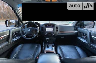 Позашляховик / Кросовер Mitsubishi Pajero Wagon 2011 в 