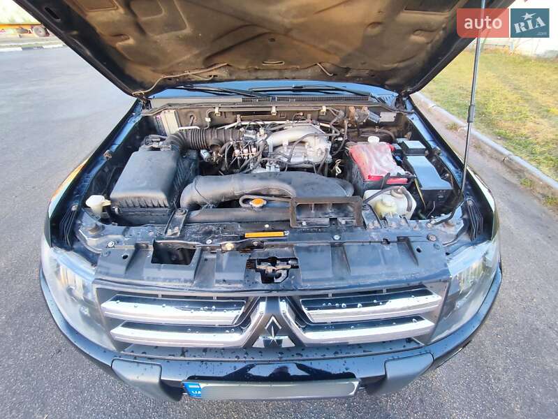 Внедорожник / Кроссовер Mitsubishi Pajero Wagon 2011 в 