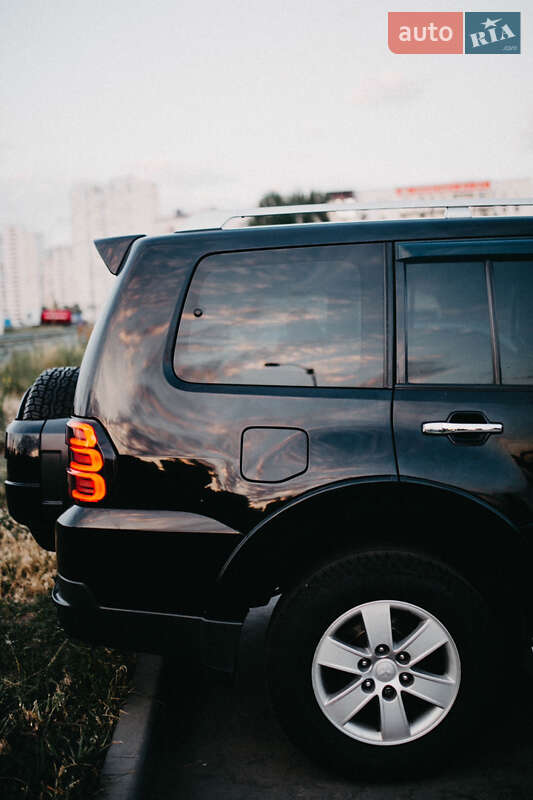 Позашляховик / Кросовер Mitsubishi Pajero Wagon 2008 в Києві