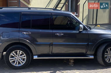 Позашляховик / Кросовер Mitsubishi Pajero Wagon 2014 в 