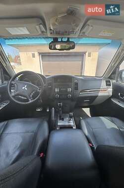 Внедорожник / Кроссовер Mitsubishi Pajero Wagon 2014 в 