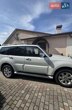 Внедорожник / Кроссовер Mitsubishi Pajero Wagon 2014 в 