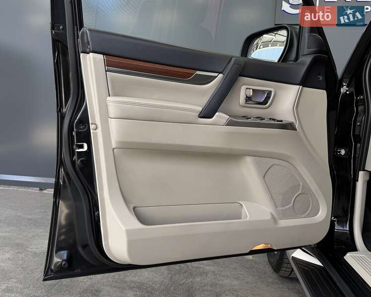 Внедорожник / Кроссовер Mitsubishi Pajero Wagon 2012 в Киеве