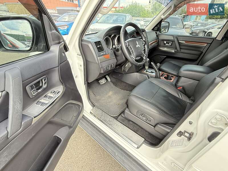 Позашляховик / Кросовер Mitsubishi Pajero Wagon 2012 в Києві
