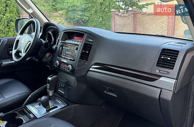 Внедорожник / Кроссовер Mitsubishi Pajero Wagon 2013 в 
