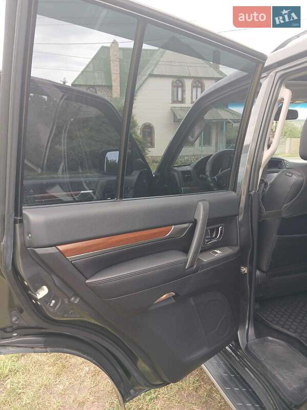 Внедорожник / Кроссовер Mitsubishi Pajero Wagon 2011 в Киеве