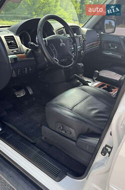 Внедорожник / Кроссовер Mitsubishi Pajero Wagon 2012 в 