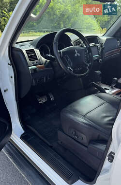 Внедорожник / Кроссовер Mitsubishi Pajero Wagon 2012 в 