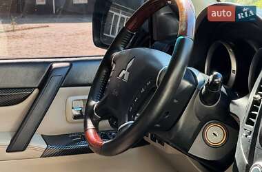 Внедорожник / Кроссовер Mitsubishi Pajero Wagon 2012 в 