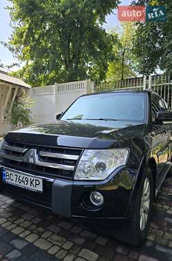 Внедорожник / Кроссовер Mitsubishi Pajero Wagon 2011 в 