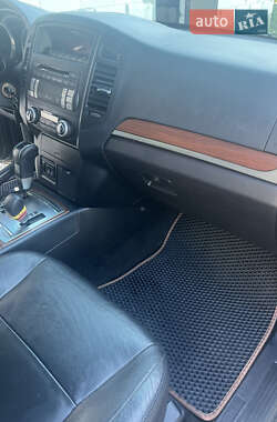 Позашляховик / Кросовер Mitsubishi Pajero Wagon 2008 в  фото 14 Позашляховик / Кросовер Mitsubishi Pajero Wagon 2008 в
