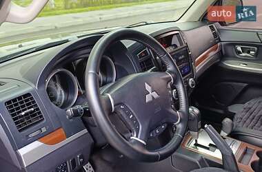 Позашляховик / Кросовер Mitsubishi Pajero Wagon 2013 в  фото 13 Позашляховик / Кросовер Mitsubishi Pajero Wagon 2013 в