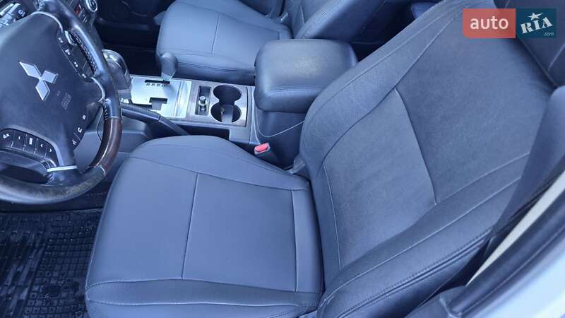 Внедорожник / Кроссовер Mitsubishi Pajero Wagon 2013 в Львове