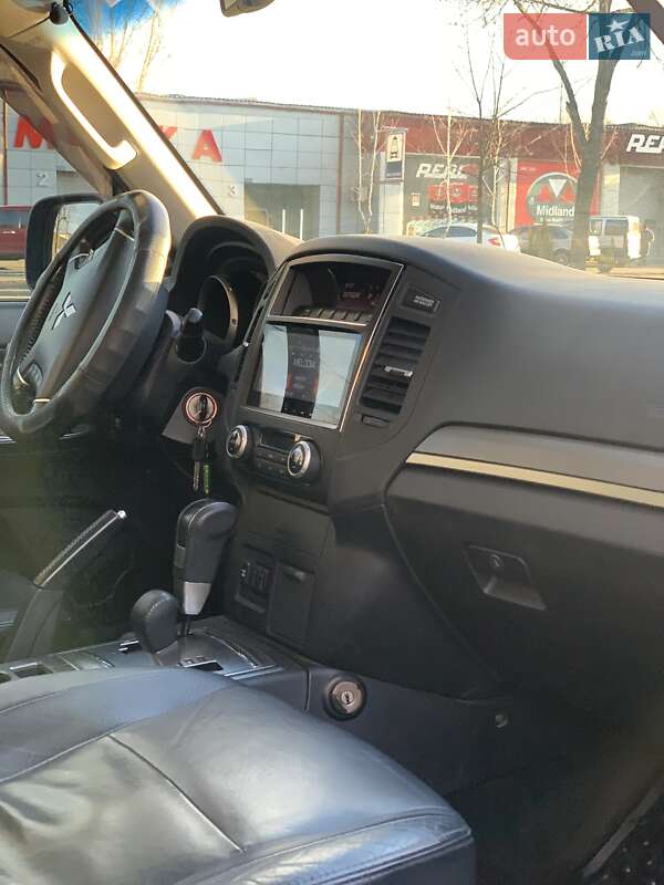 Внедорожник / Кроссовер Mitsubishi Pajero 2010 в Киеве