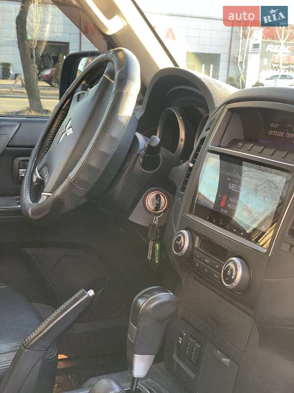 Внедорожник / Кроссовер Mitsubishi Pajero 2010 в Киеве