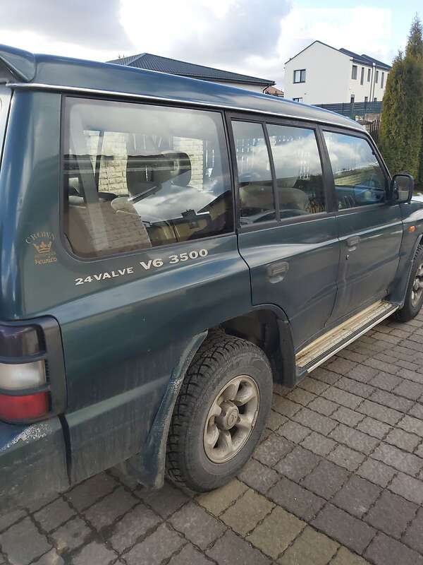 Внедорожник / Кроссовер Mitsubishi Pajero 1998 в Богуславе