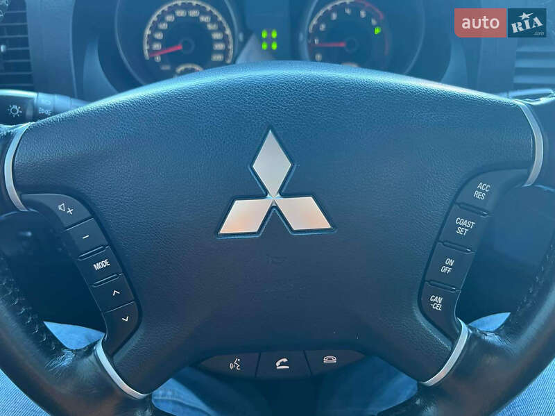 Внедорожник / Кроссовер Mitsubishi Pajero 2013 в Ровно фото 3 Внедорожник / Кроссовер Mitsubishi Pajero 2013 в Ровно