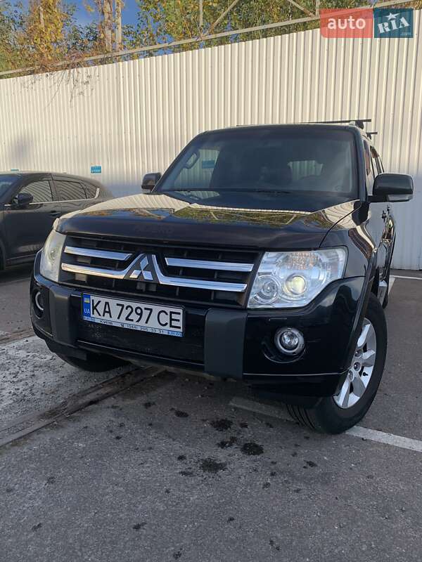 Внедорожник / Кроссовер Mitsubishi Pajero 2010 в Киеве