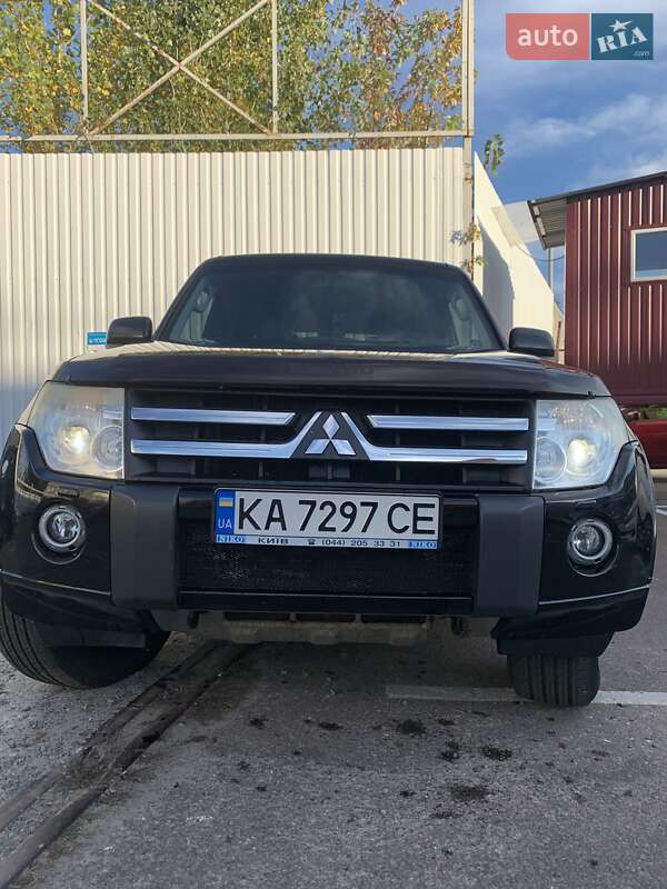 Внедорожник / Кроссовер Mitsubishi Pajero 2010 в Киеве