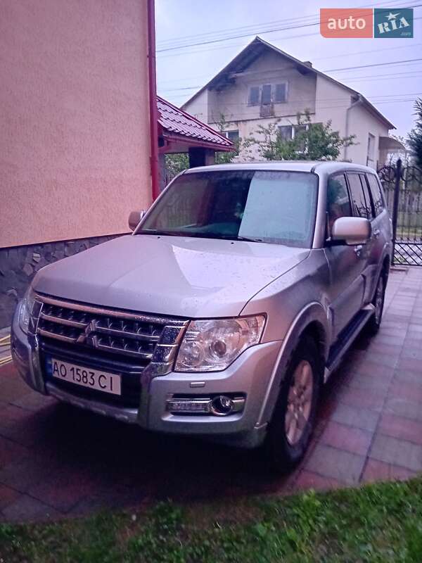 Позашляховик / Кросовер Mitsubishi Pajero 2015 в Виноградові