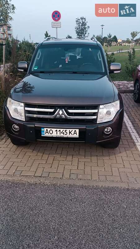 Внедорожник / Кроссовер Mitsubishi Pajero 2010 в Ужгороде