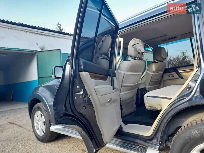 Внедорожник / Кроссовер Mitsubishi Pajero 2008 в Рени