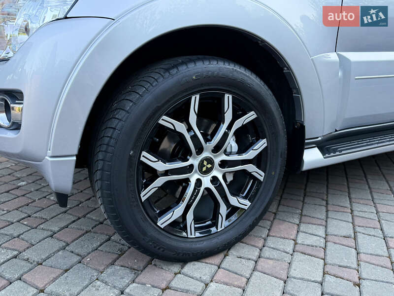 Внедорожник / Кроссовер Mitsubishi Pajero 2017 в Черновцах