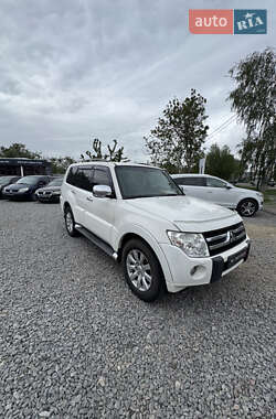 Внедорожник / Кроссовер Mitsubishi Pajero 2010 в Дергачах