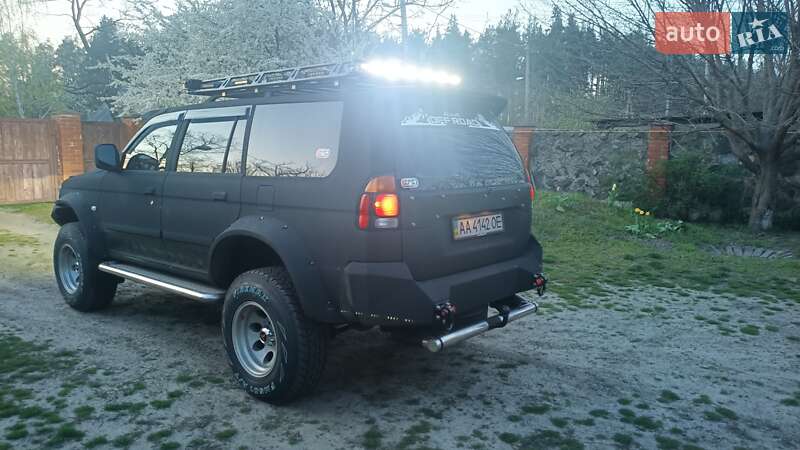 Позашляховик / Кросовер Mitsubishi Pajero 2003 в Києві
