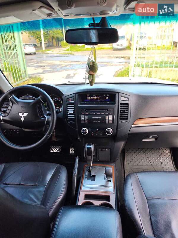 Внедорожник / Кроссовер Mitsubishi Pajero 2010 в Харькове