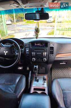 Внедорожник / Кроссовер Mitsubishi Pajero 2010 в 