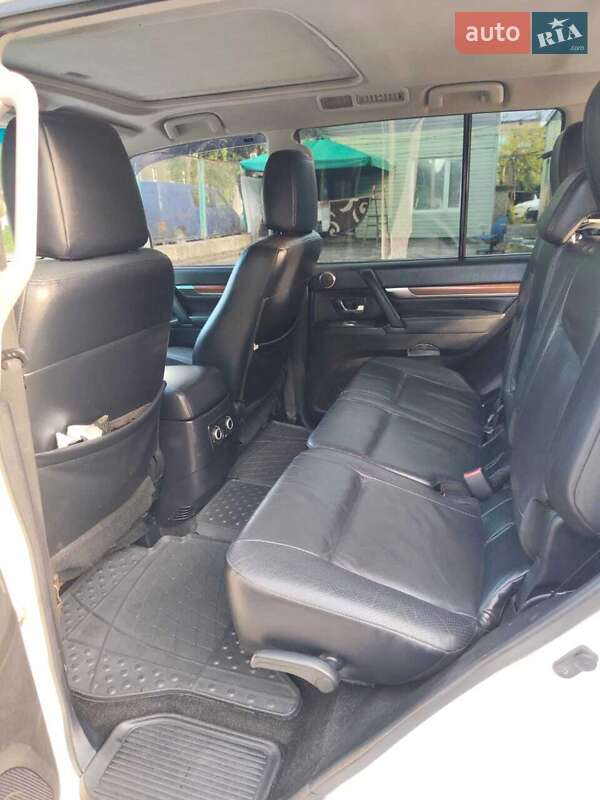 Внедорожник / Кроссовер Mitsubishi Pajero 2010 в Харькове