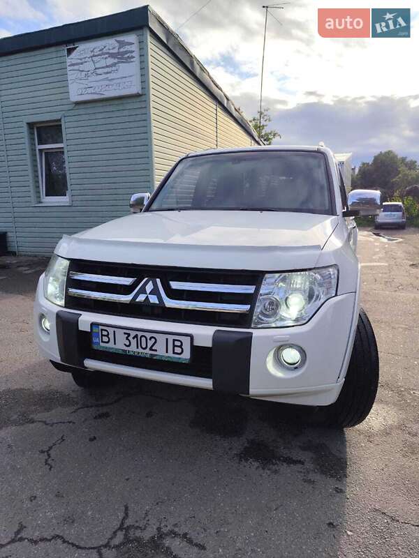 Внедорожник / Кроссовер Mitsubishi Pajero 2010 в Харькове