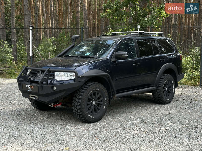 Внедорожник / Кроссовер Mitsubishi Pajero 2013 в Гостомеле