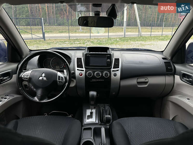 Внедорожник / Кроссовер Mitsubishi Pajero 2013 в Гостомеле