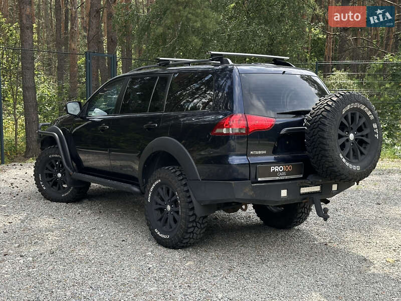 Внедорожник / Кроссовер Mitsubishi Pajero 2013 в Гостомеле